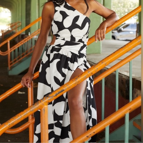 Abercrombie & Fitch Dresses & Skirts - Abercrombie & Fitch Asymmetrical Black and White Dress